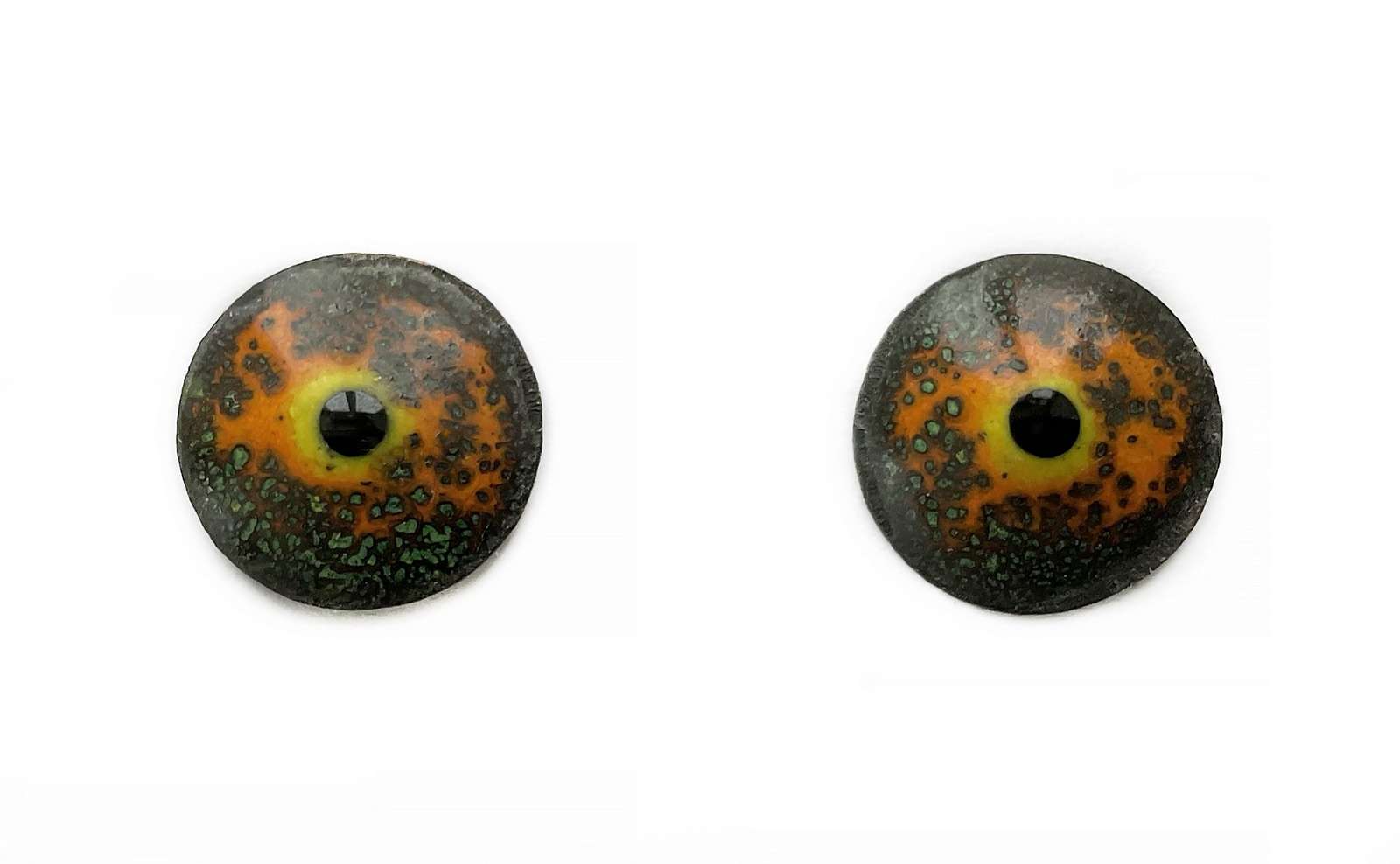 Enamel eyes-buttons. 13 mm. 5 euro.